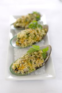 Grünlippmuscheln mit Macadamia, Schnittlauch und Zitronentangkruste